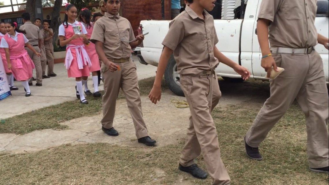 Jovencitas se lían a golpes cerca de escuelas