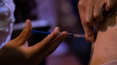 Macron pide a Biden levantar veto de vacunas antes de las patentes