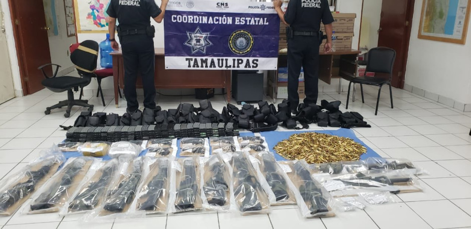 Aseguran armas transportadas en camión
