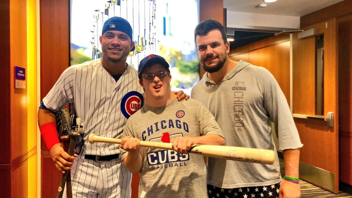 Un joven con síndrome de Down cantó el himno de EU en un partido de béisbol