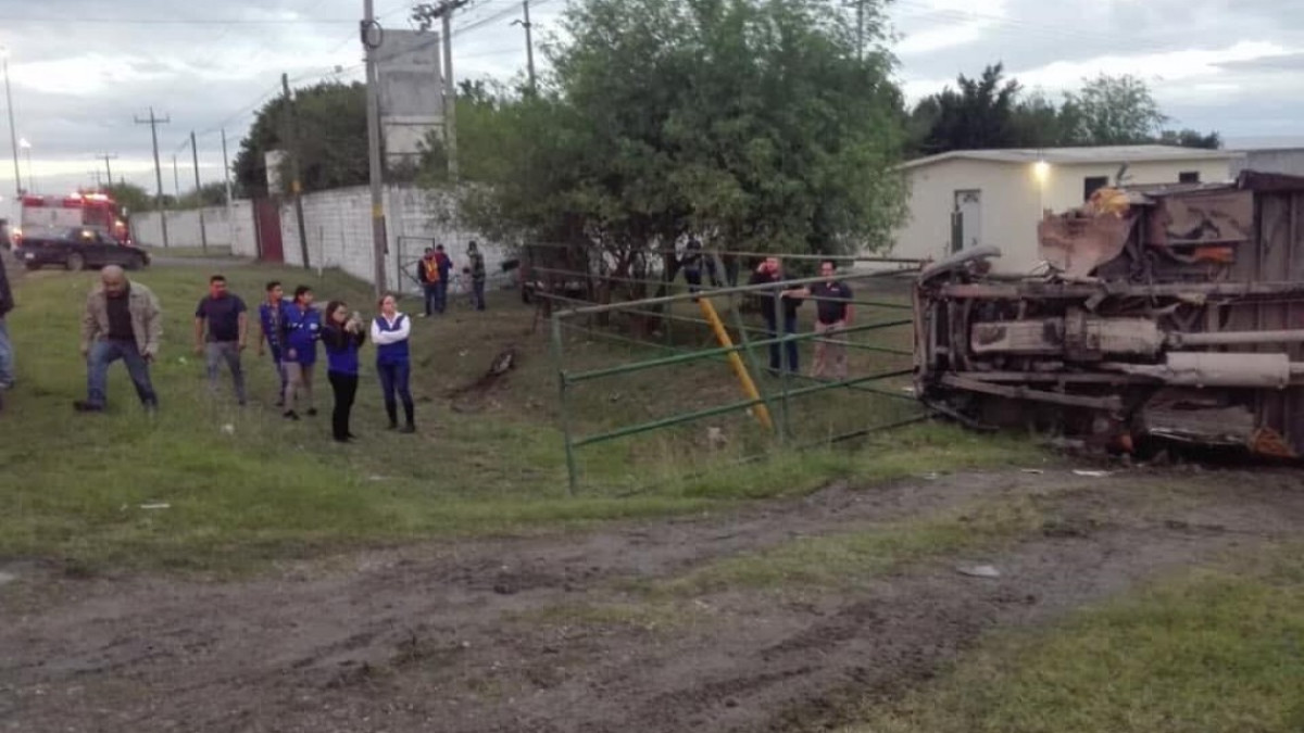 Vuelca camión que transportaba obreros en Valle Hermoso