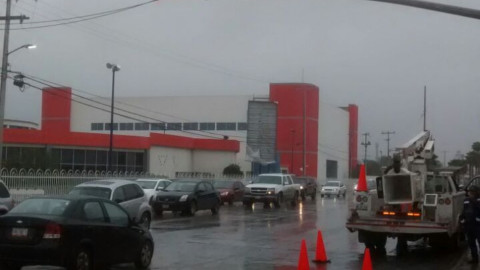 Sustituyen cuadrillas municipales luces de semáforo