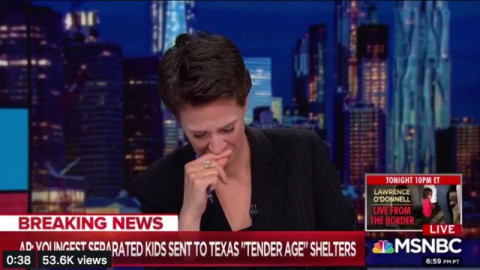 Periodista se quiebra durante reportaje de bebés migrantes separados