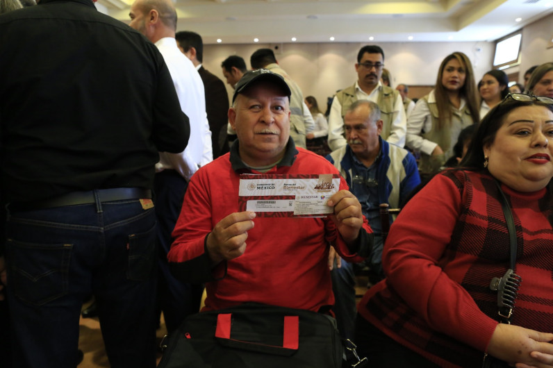 Entregan tarjetas de pensión a personas con discapacidad