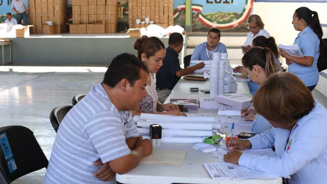 Entregan platos, vasos y cubiertos a Desayunadores