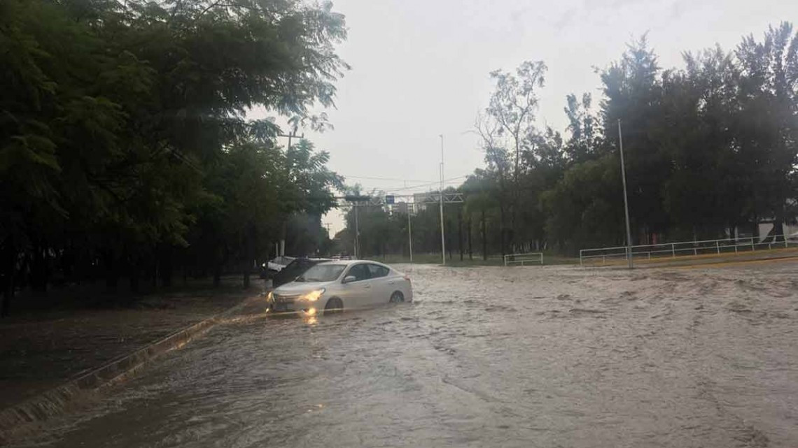 Fuerte tormenta deja inundaciones en Guadalajara