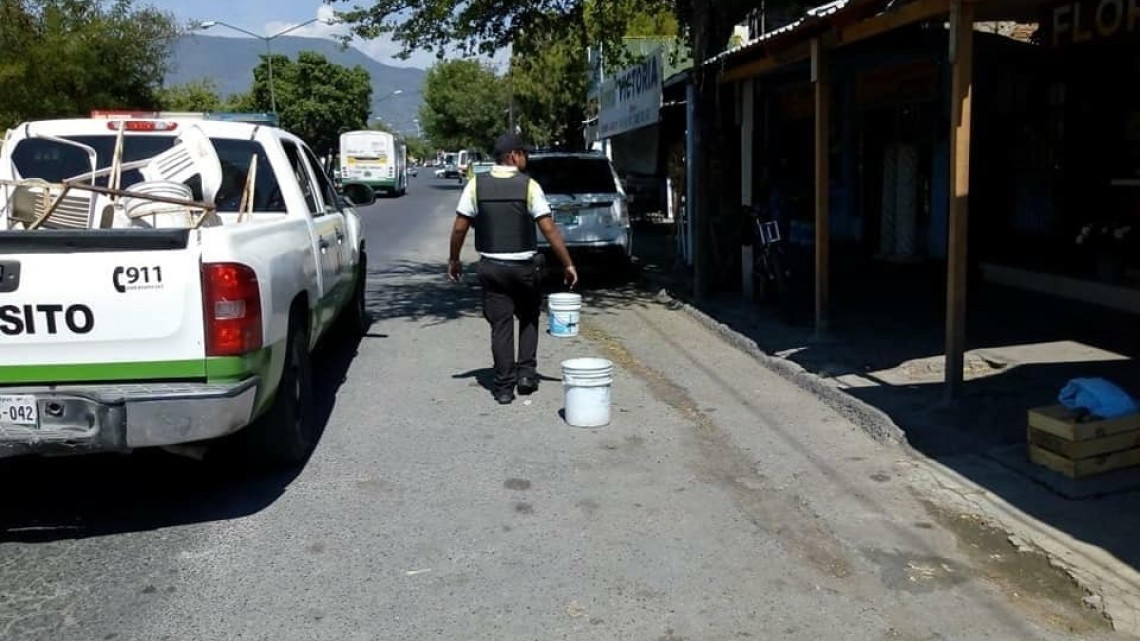 Retira tránsito objetos para separar estacionamientos