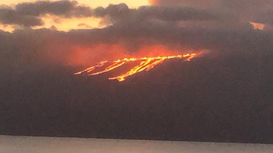 Volcán “La Cumbre” entra en erupción en Islas Galápagos