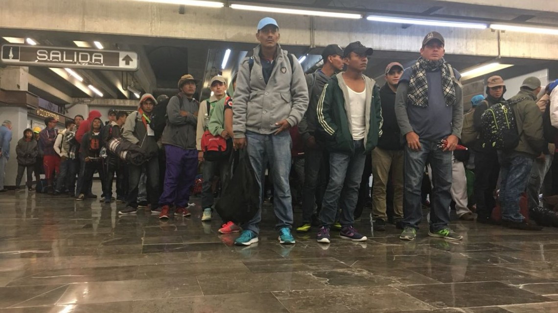 Migrantes reanudan su camino hacia EU