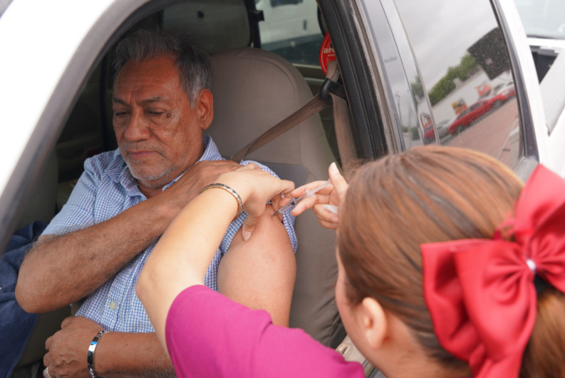 Aprovechan familias jornada de vacunación contra influenza y covid-19 del Gobierno Municipal