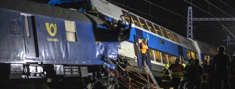 Choque de trenes cerca de Praga deja decenas de heridos
