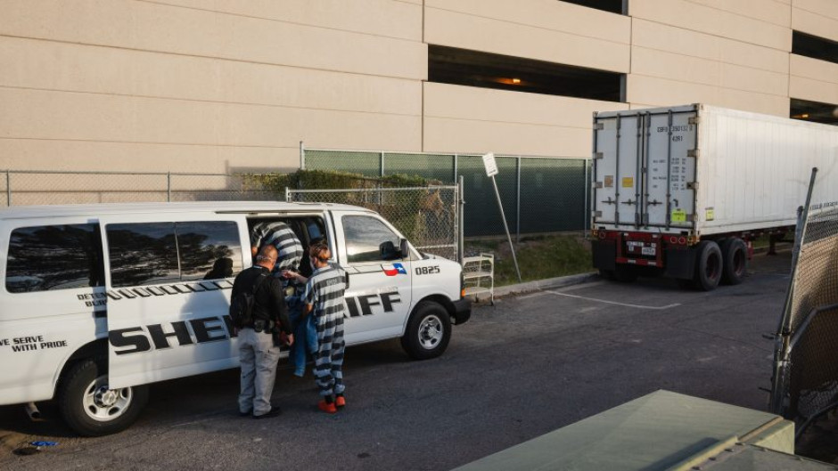 Reos en El Paso realizan traslado de cadáveres de victimas de COVID-19 