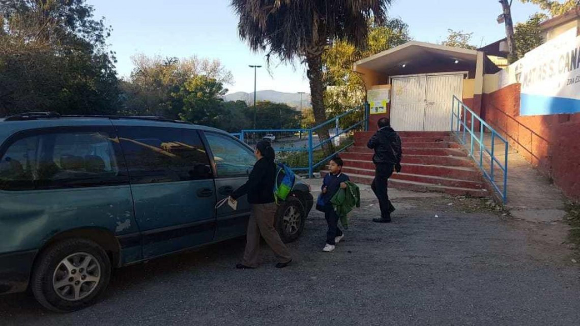 Escuelas cancelan clases por desabasto de agua 