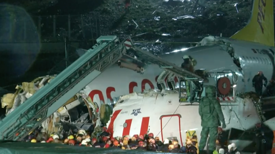 Avión en Estambul se parte en tres pedazos; hay 52 heridos