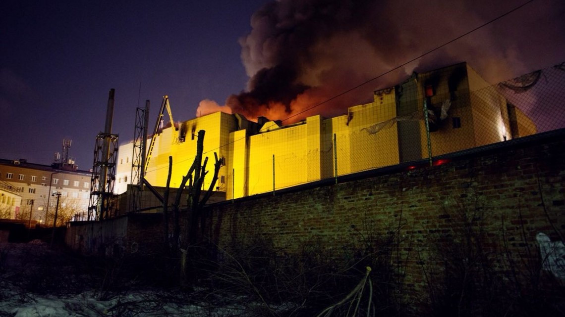 Aumenta a 64 cifra de muertos por incendio en Rusia