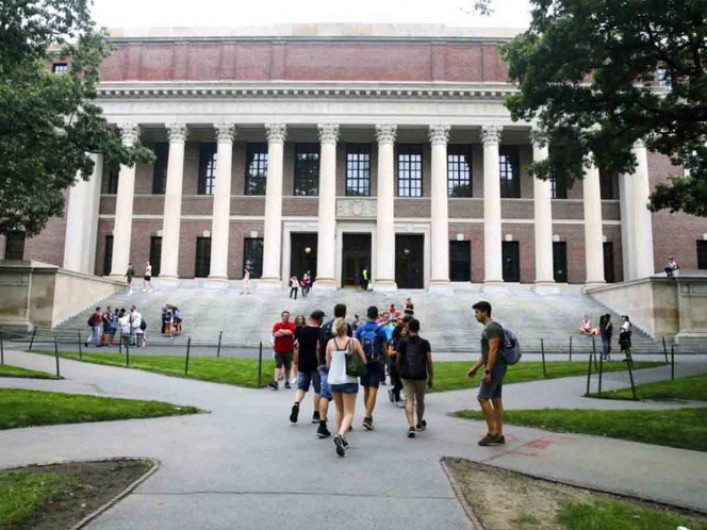 Impiden paso a estudiante palestino de Harvard al país