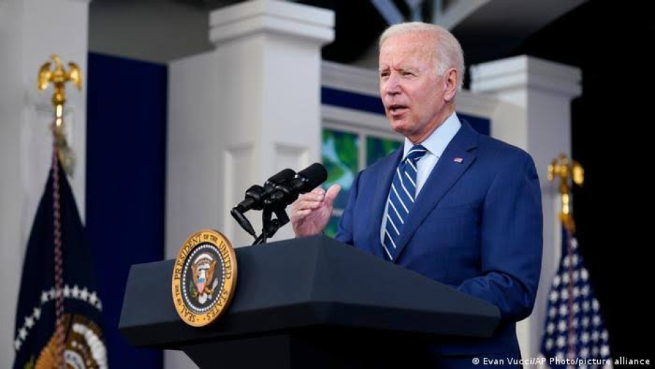 Joe Biden pone fin a arrestos masivos de migrantes en lugares de trabajo