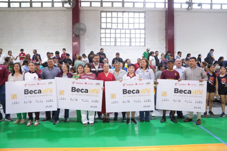 Realiza Gobierno Municipal entrega simbólica de becas deportivas 