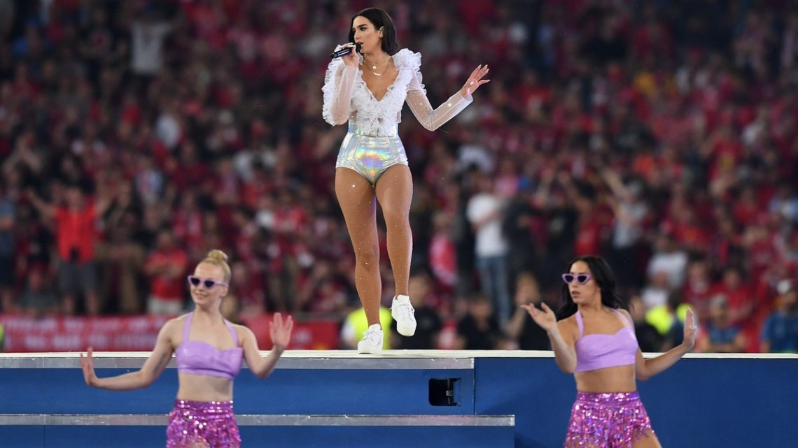 Dua Lipa deslumbra con su show en la Champions