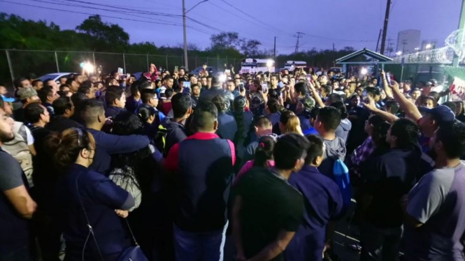 Empleados de maquiladora exigen paro de labores para evitar contagios.