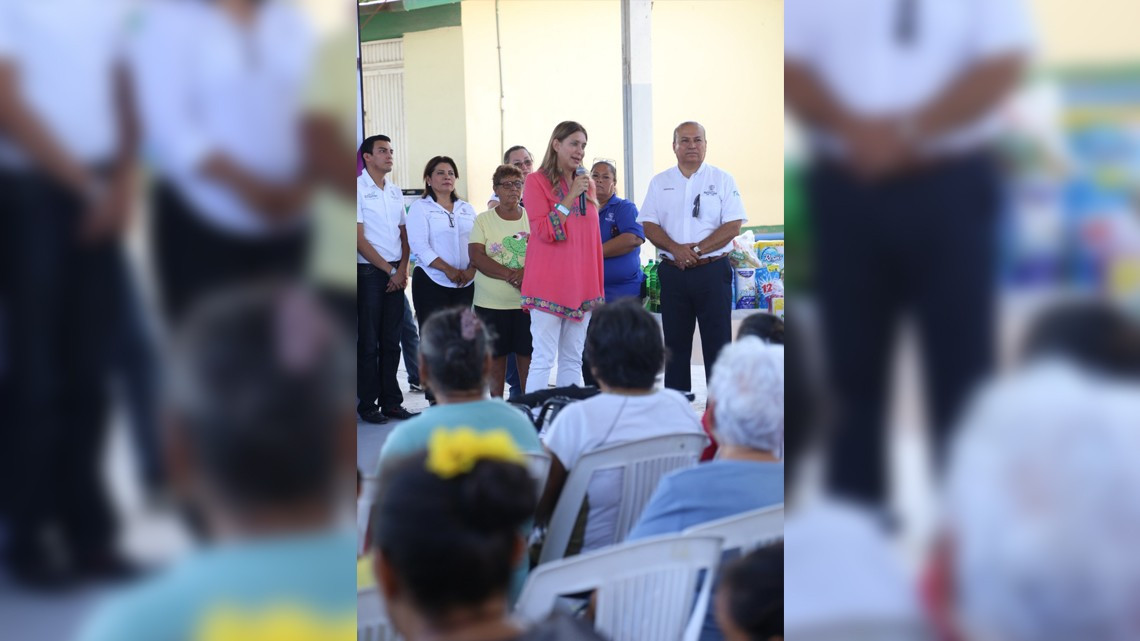 Maki entrega beneficios y convive con Colonia Marte R. Gómez