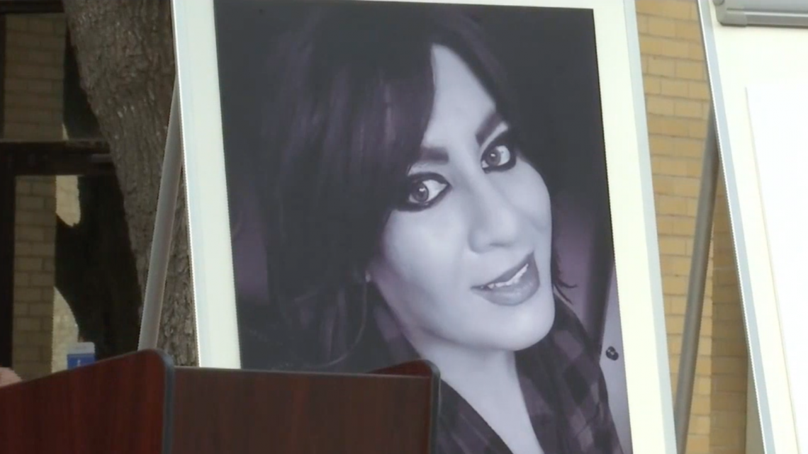 Familia desesperada suplica ayuda para encontrar a joven