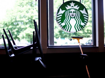 Starbucks cierra tiendas hoy para capacitar sobre discriminación