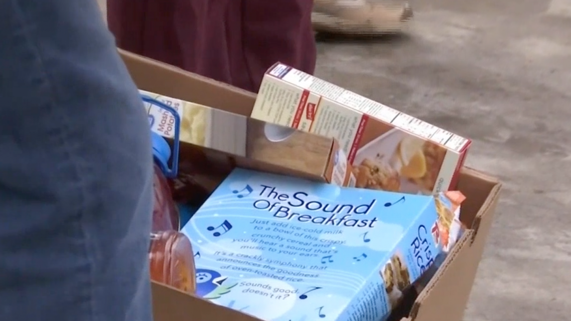 Entregan cientos de pavos a familias en Edinburg