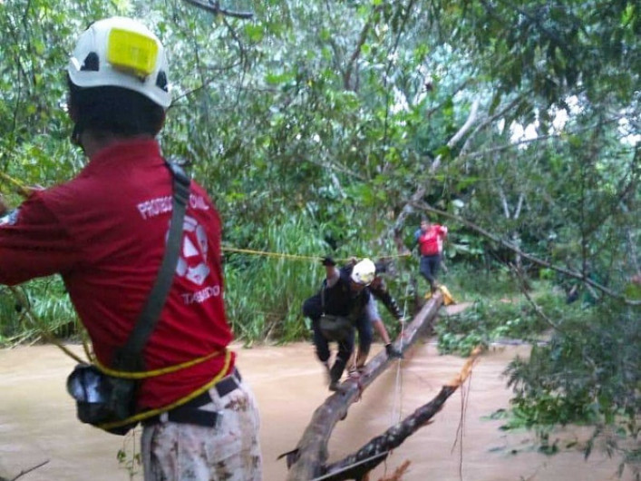 Rescatan a 45 competidores de rally atrapados en ríos de Tabasco