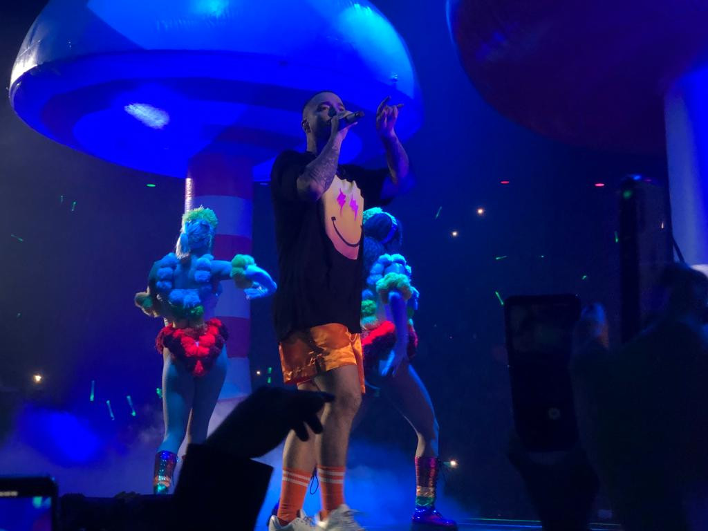 JBalvin levanta la mano por la salud mental y migrantes 