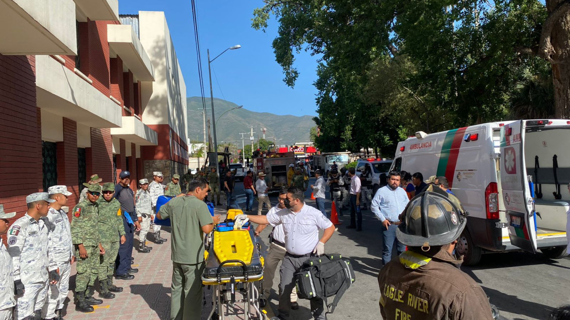 Cae techumbre de escuela y tres mujeres quedan atrapadas