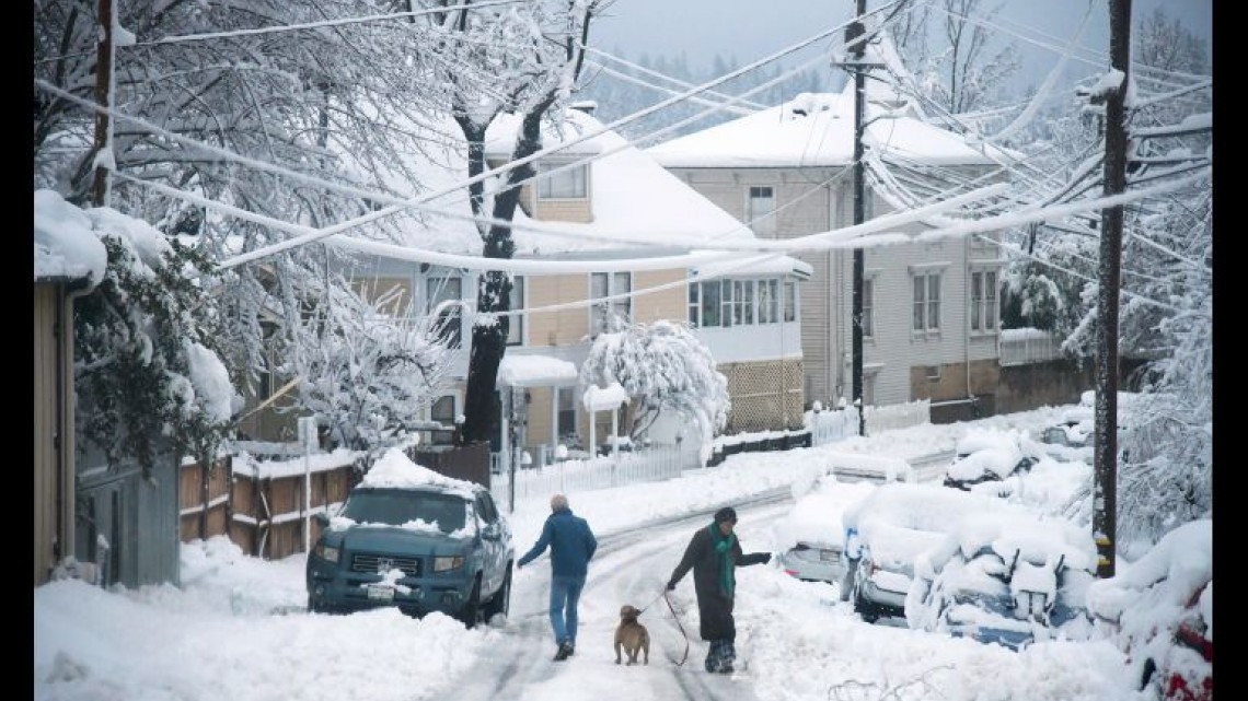 Tormenta golpea con fuerza y deja récord de nieve en el norte de California