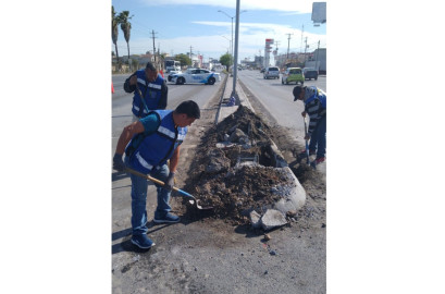 Reparan cuadrillas del Municipio semáforo en Valle Alto