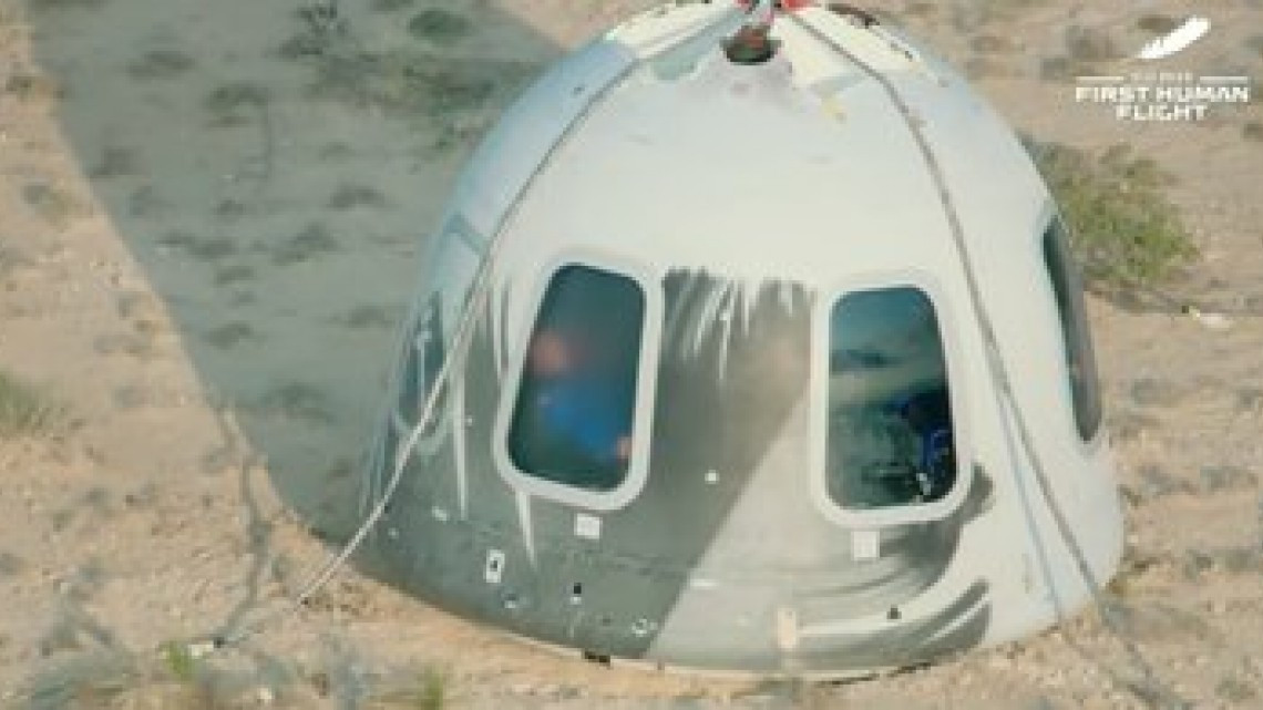 Jeff Bezos vuelve a tierra tras alcanzar el espacio con su propio cohete