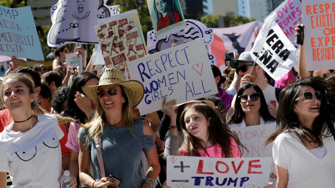 Más de mil personas, muchas de EEUU, protestan contra Trump en México
