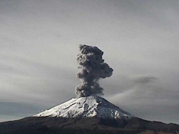 Popocatépetl expulsa fumarola de dos kilómetros de altura