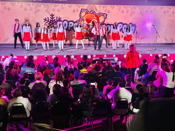 Encienden el “Dino Navideño” en el Tamux, en medio de villancicos, bailes y Santa Claus