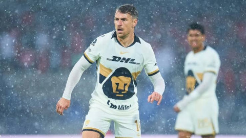 ¡Que se cuiden los famosos! Aaron Ramsey se estrena con gol en Pumas y revive su famosa “maldición”