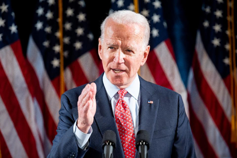 Biden critica a Trump por burlarse del uso de los cubrebocas