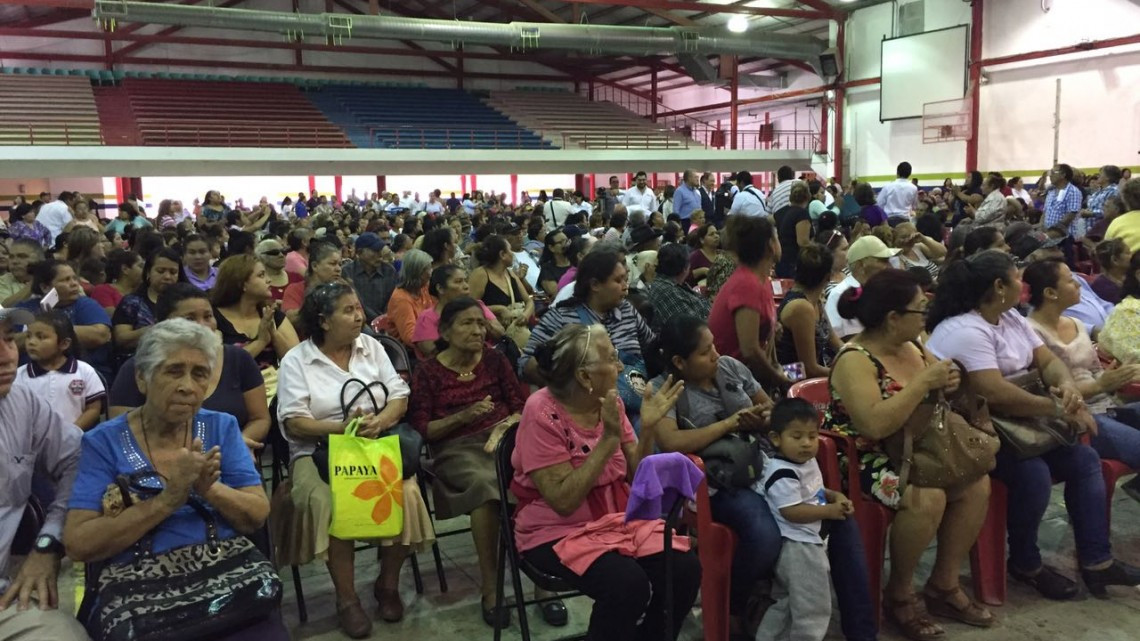 Entregan vales para mejorar las viviendas