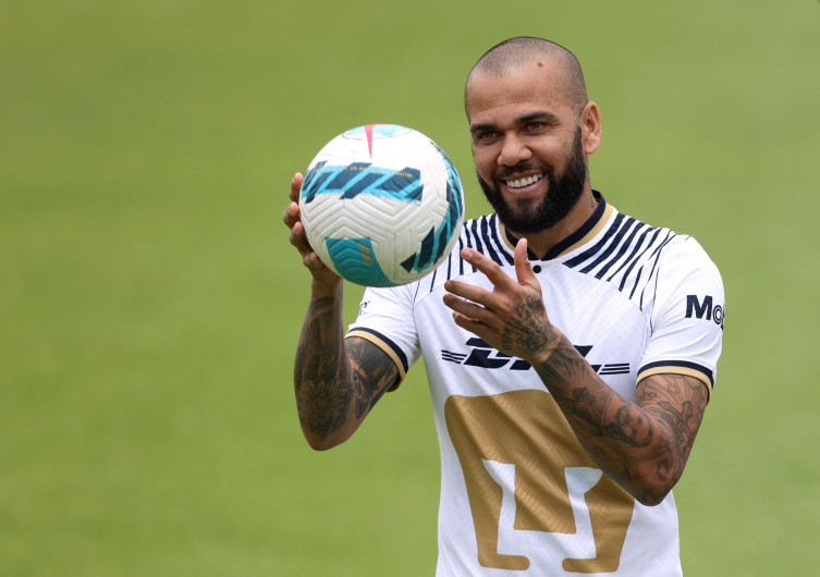 Alves jugará como titular de Pumas 