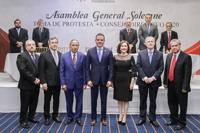Asiste Rivas a toma de protesta de nueva mesa directiva del Colegio Neolaredense de Contadores Públicos