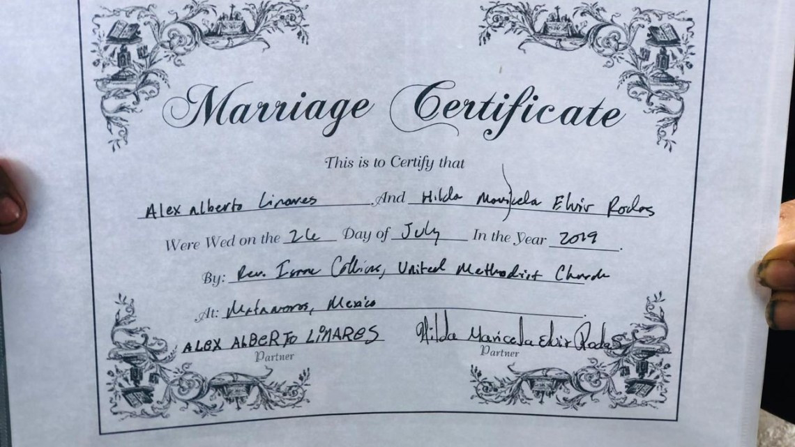 Líder metodista casa y bautiza a migrantes 