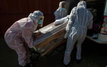 Muertes en el mundo por COVID-19 superan el millón 