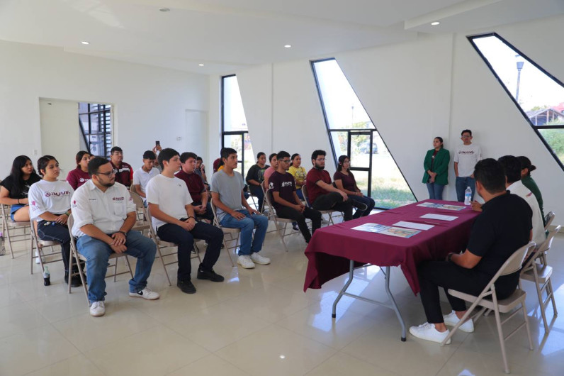 Binda IMJUVE becas educativas para que jóvenes continúen sus estudio