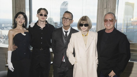 Kenia Os y Peso Pluma acaparan miradas en la New York Fashion Week junto a Anna Wintour