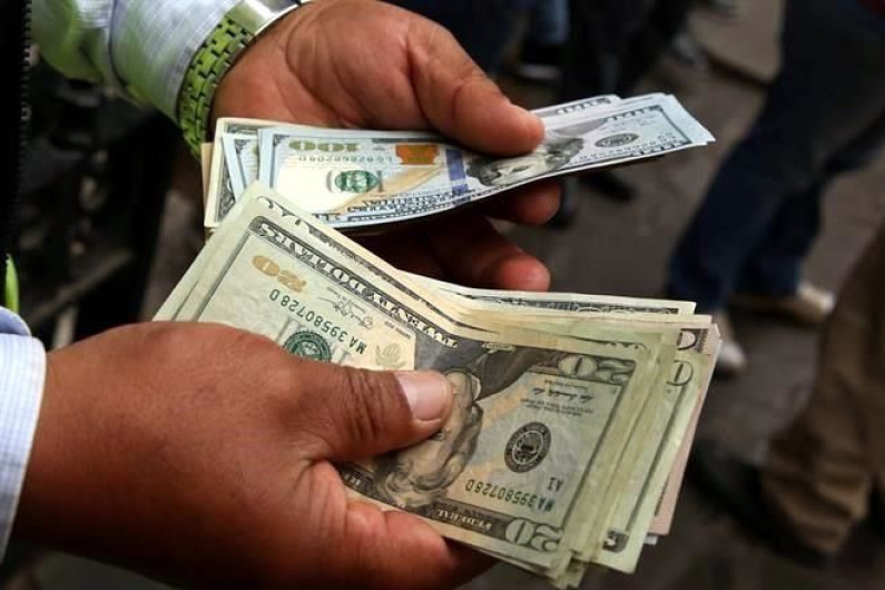 Dólar cotiza en 18.84 pesos