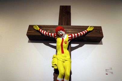 Indigna escultura de “McJesus"