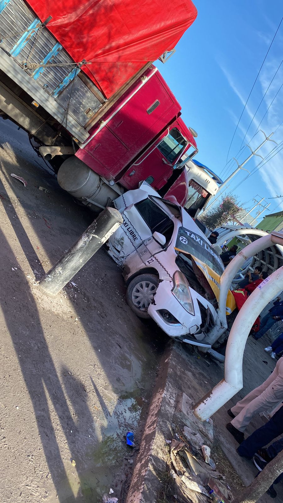 Aparatoso accidente se registra en carretera San Fernando*