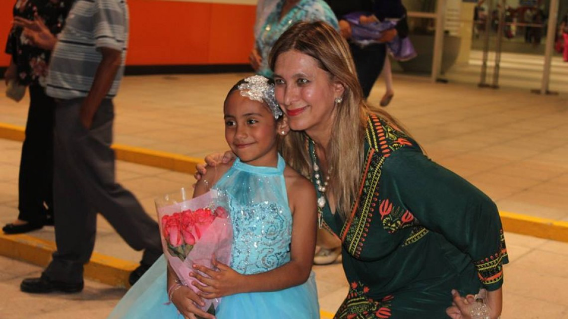 Alcaldesa asiste a presentación del ballet clásico "Alicia en el país de las maravillas"